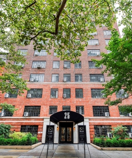 Luxury Pre-war Elevator Building in Prestigious Brooklyn Heights Offered For Sale